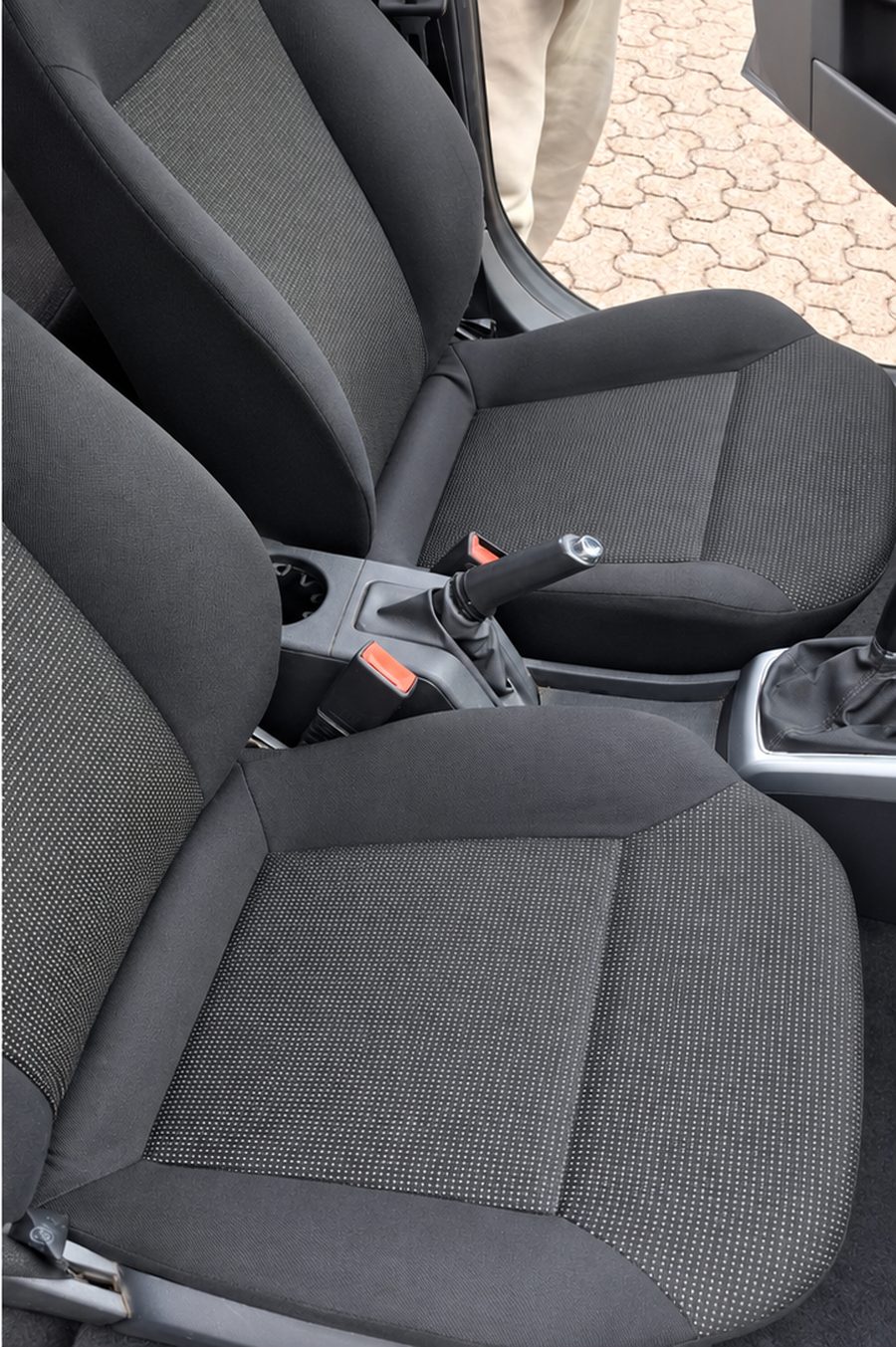 Autositze vorne, dunkle Polsterung – nachher