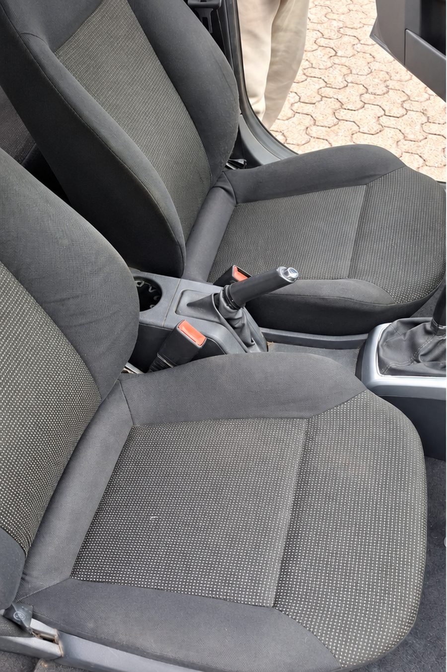 Autositze vorne, dunkle Polsterung – vorher
