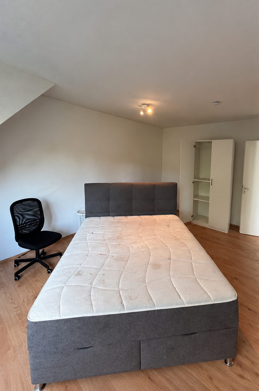 Matratze im Schlafzimmer – vorher